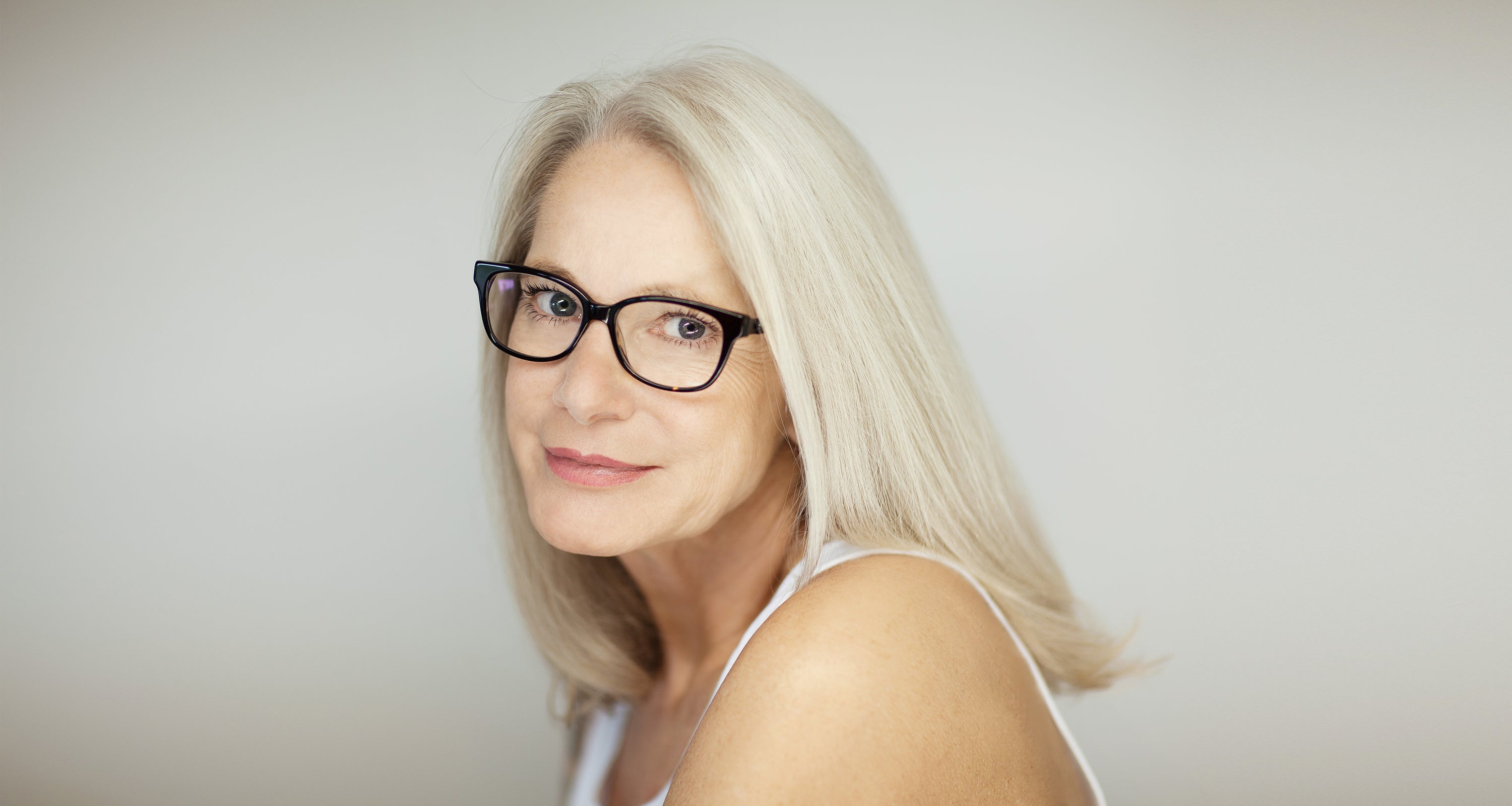 Eine Frau mittleren Alters lächelt in die Kamera