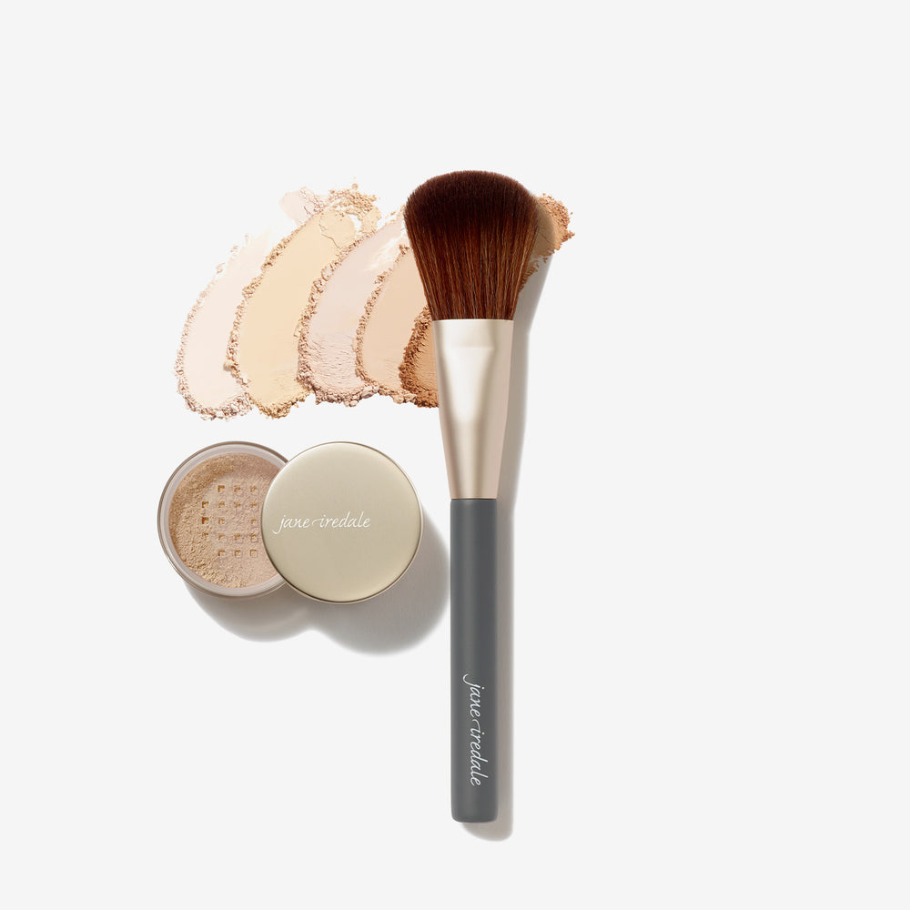 ZEITWUNDER - jane iredale - Ein Produktbild des Amazing Base Loose Mineral Powder in Kombination mit dem empfohlenen Powder Complexion Brush