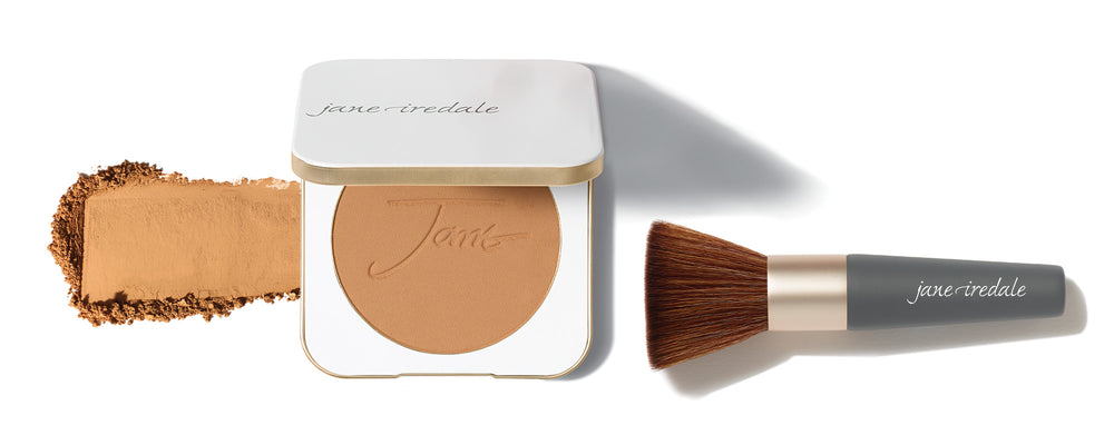 ZEITWUNDER - jane iredale - Ein Produktbild des jane iredale Pure Pressed Base Mineral Puder in Kombination mit dem Handi Brush Pinsel
