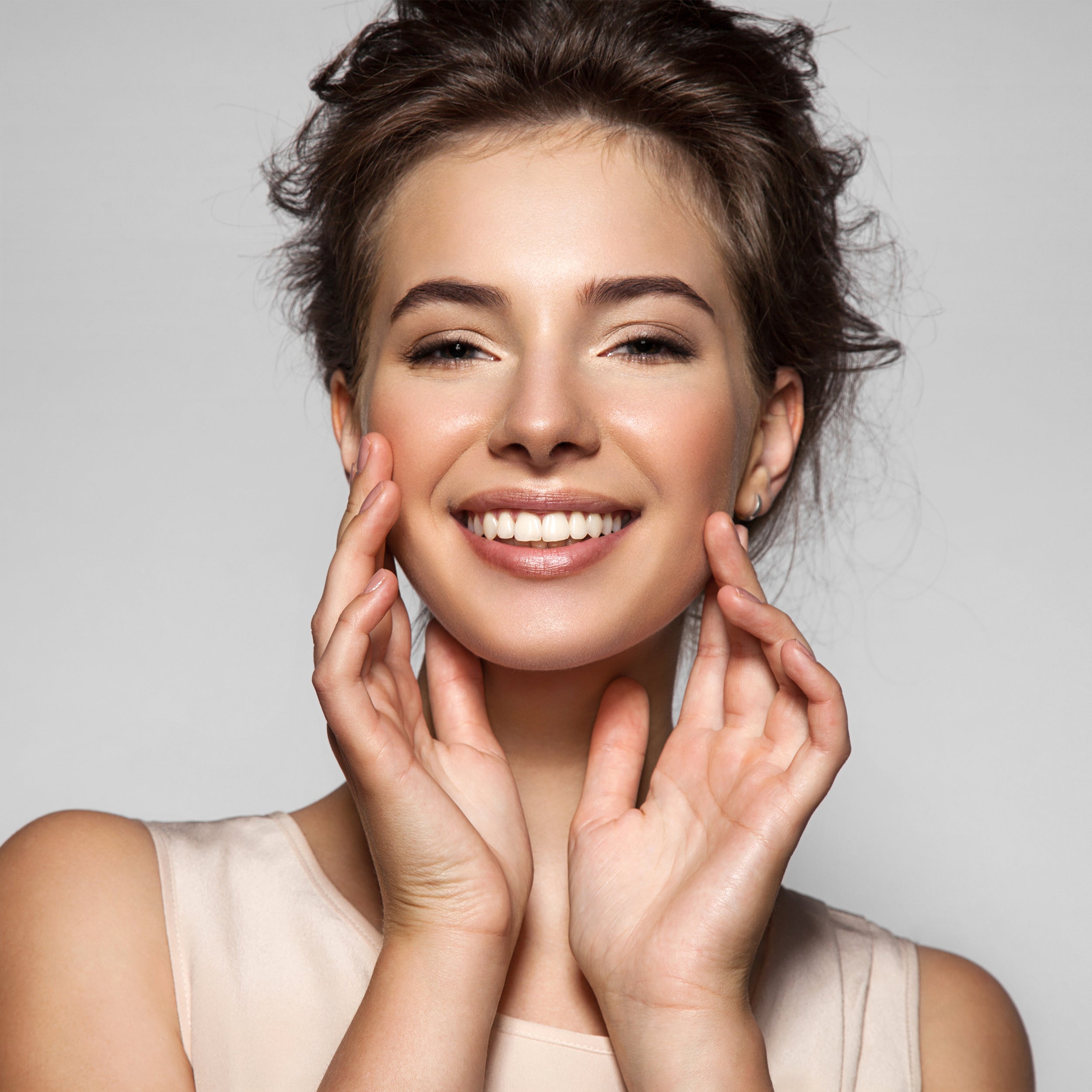 ZEITWUNDER Onlineshop - Eine junge Frau lacht freundlich - unser Hauptmodel.