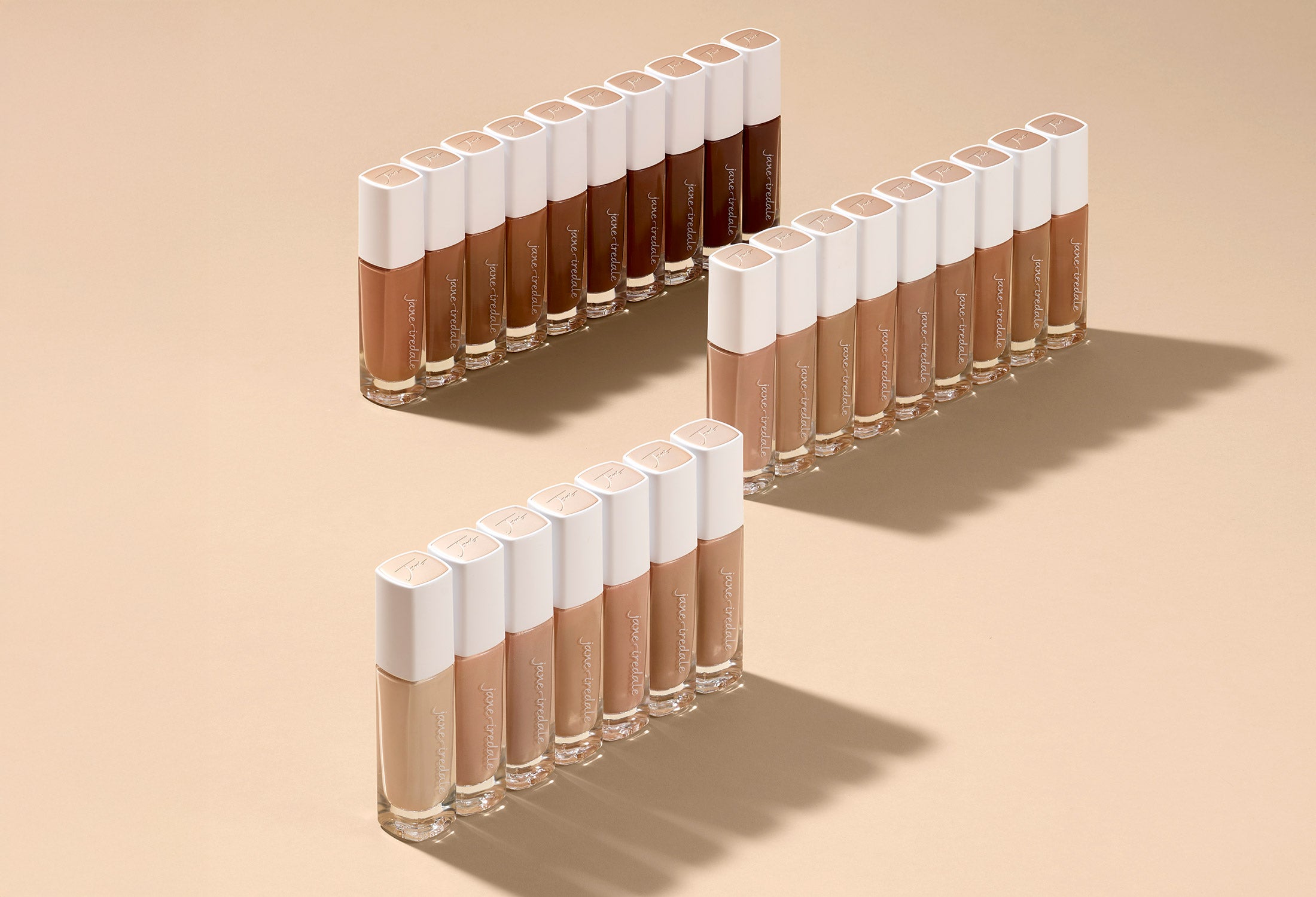 Eine Abbildung verschiedener Glasflaschen der jane iredale Flüssigfoundation Skintuition