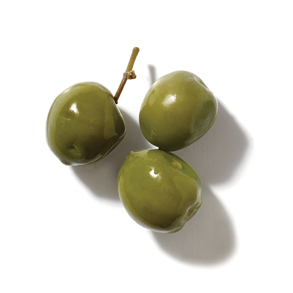 Auf dem Bild ist der Inhaltsstoff Squalan in Form von drei Oliven zu sehen