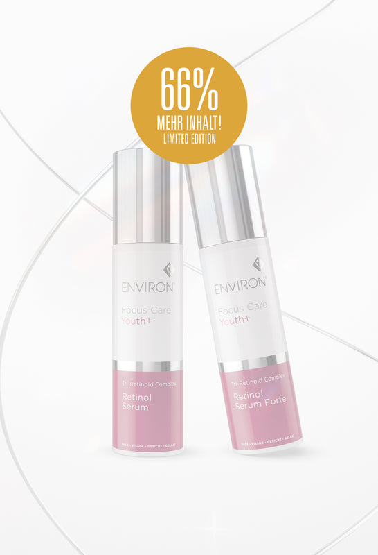 Werbegrafik für ENVIRON Focus Care Youth+ Retinol Serum Forte. Zwei Serumflaschen mit silbernem Deckel und rotem Etikett stehen nebeneinander auf grauem Hintergrund. Ein goldener Kreis zeigt ‚66 % mehr Inhalt! Limited Edition‘. Daneben sind drei Auszeichnungen abgebildet: Innovation of the Year, Universal Beauty Awards Winner und Best Retinol Social Winner 2025.