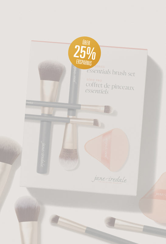 jane iredale Essentials Brush Set Box und weitere Pinsel aus dem Set auf weißem Hintergrund. Außerdem ein goldener Kreis mit weißer Shrift: Über 25% Ersparnis."