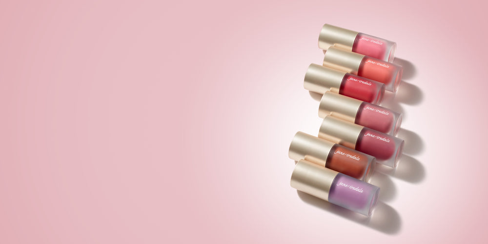 Liquid Blush Produkte von oben Fotografiert in allen Farbtönen.