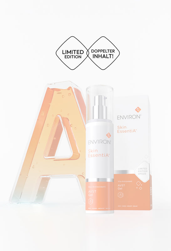 Produkt-Banner für die Environ Skin EssentiA Vita-Antioxidant AVST Gel Limited Edition. Zu sehen ist die Produktflasche und die Verpackung neben einem großen, transparenten Buchstaben „A“, der mit einem orangefarbenen Gel gefüllt ist, vor einem hellgrauen Hintergrund mit dezentem Regenbogeneffekt.