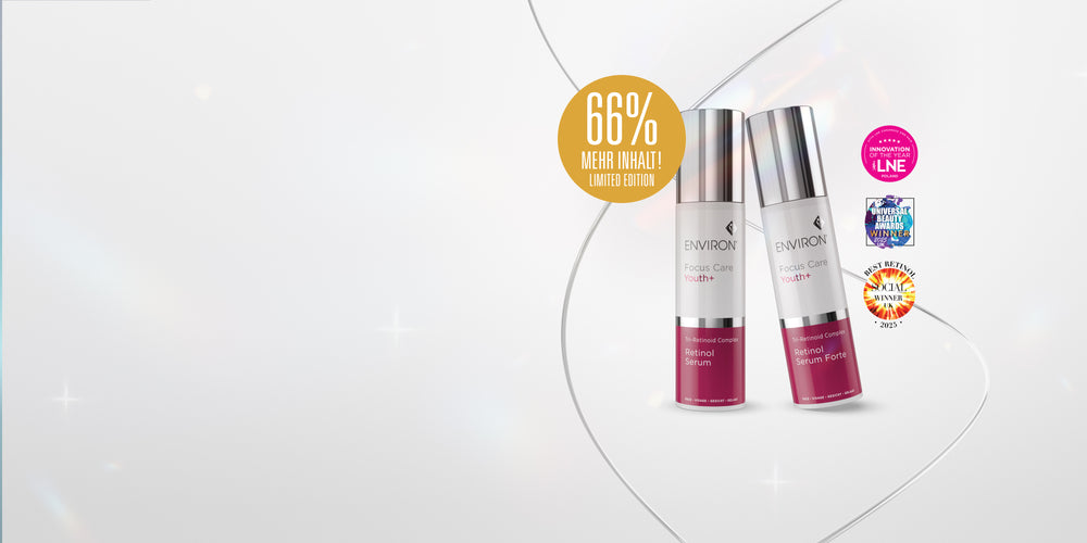 Werbegrafik für ENVIRON Focus Care Youth+ Retinol Serum Forte. Zwei Serumflaschen mit silbernem Deckel und rotem Etikett stehen nebeneinander auf grauem Hintergrund. Ein goldener Kreis zeigt ‚66 % mehr Inhalt! Limited Edition‘. Daneben sind drei Auszeichnungen abgebildet: Innovation of the Year, Universal Beauty Awards Winner und Best Retinol Social Winner 2025.