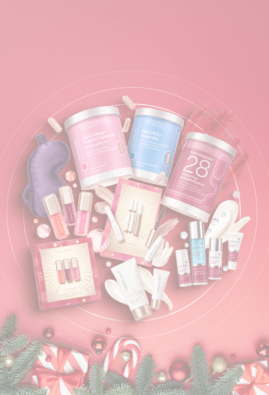 Weihnachtliches Werbemotiv mit schwebenden Hautpflege-, Make-up- und Nahrungsergänzungsprodukten von Environ, jane iredale und Advanced Nutrition Programme vor rotem Hintergrund, eingerahmt von Tannenzweigen, Christbaumkugeln und Geschenken.